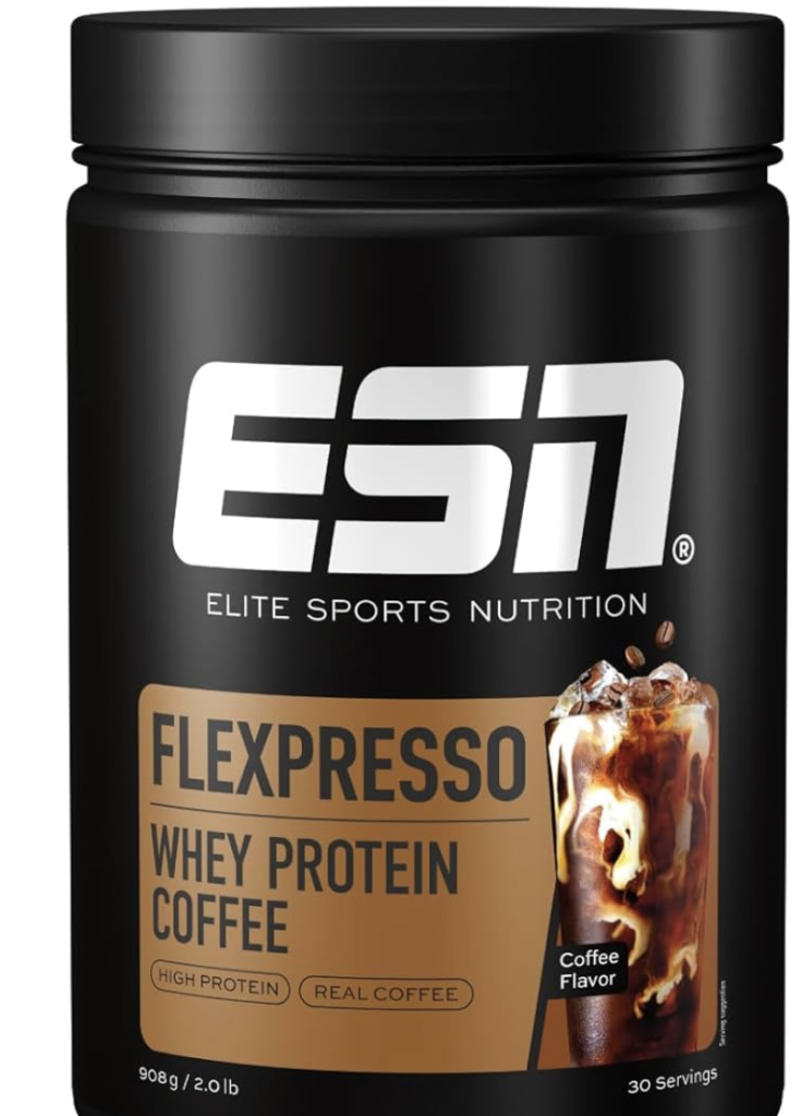 Por otro lado, si prefieres una opción completamente vegetal y libre de lácteos, la Iswari Super Vegan Protein Mocha es la alternativa de proteína vegana para café que deberías tener en el radar. Mientras que la opción de ESN se basa en la proteína de suero de leche para darnos una textura ultra cremosa muy similar al de un café con leche tradicional, esta propuesta de Iswari apuesta por una mezcla de proteínas vegetales (guisante, arroz y cáñamo) enriquecida con cacao orgánico y un toque aromático de canela de Ceilán. La gran ventaja de esta alternativa frente a la Flexpresso de ESN es que resulta sumamente ligera y fácil de digerir gracias a la ausencia de lactosa y a la incorporación de enzimas digestivas (Digezyme®), lo que evita cualquier tipo de pesadez estomacal; sin embargo, a nivel de textura, al ser un batido de origen vegetal, tiene esa consistencia ligeramente más densa típica de las legumbres, por lo que se recomienda prepararla con una buena bebida de avena o almendra para suavizar el trago y lograr un equilibrio óptimo en taza.